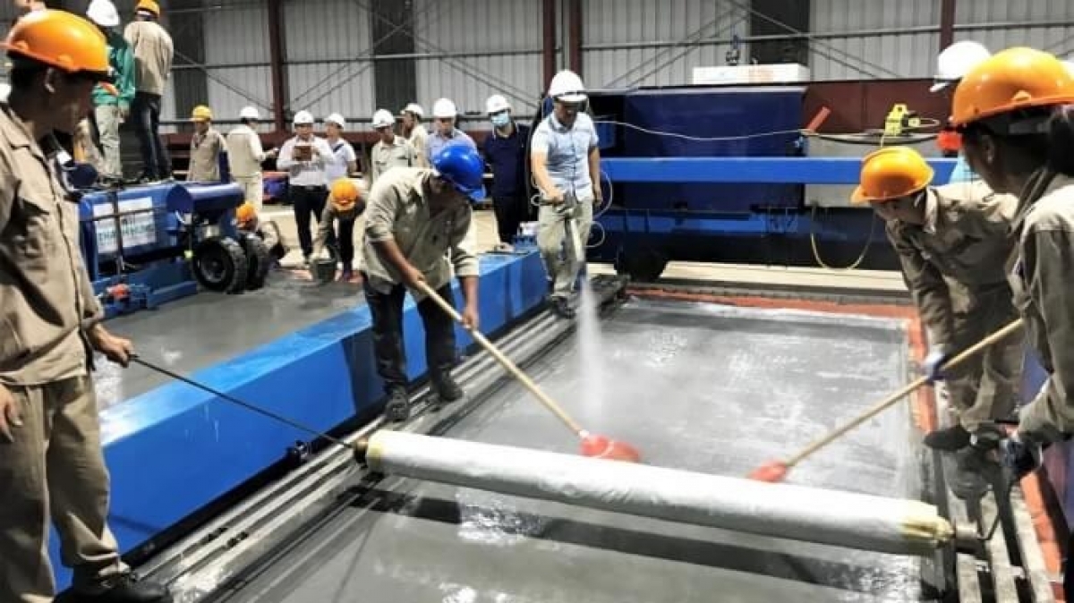 Tuyển 10 Nam Vận H&agrave;nh M&aacute;y Sản Xuất Khu&ocirc;n B&ecirc; T&ocirc;ng - Miễn Ph&iacute; Chỗ Ở, C&oacute; Hỗ Trợ Xuất Cảnh